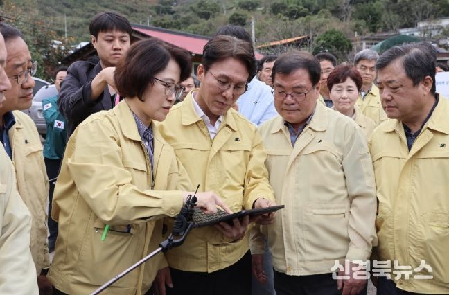 김민석 국무총리가 19일 경남 산청군 시천면을 찾아 산불 피해 및 복구현황을 보고받고 현장을 점검하고 있다.