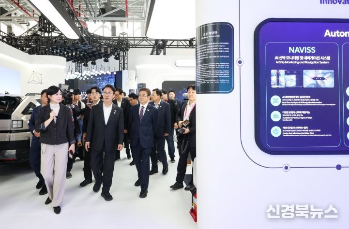 김민석 국무총리가 23일 경상북도 경주시 엑스포공원에 마련된 APEC 정상회의 경제 전시장을 방문, 시설을 둘러보고 있다.