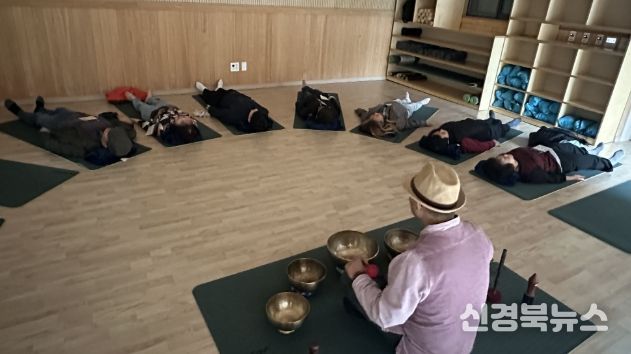 24일 치매환자와 보호자들이 산림치유 힐링 프로그램에 참여하고 있는 모습