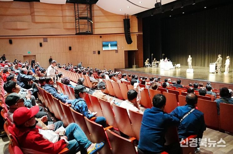 예주문화예술회관 대극장에서 열린 KBS전국노래자랑 예심을 관람하기 위해 많은 주민들이 모였다.
