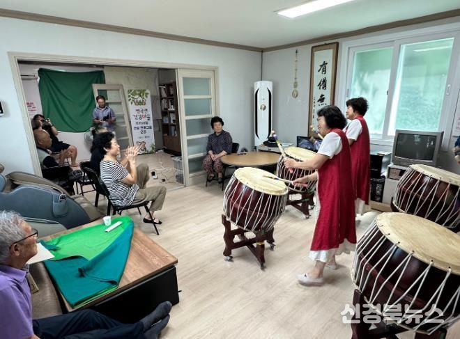 찾아가는 마을극장 프로그램으로 예주줌마 난타 공연이 펼쳐지고 있다.