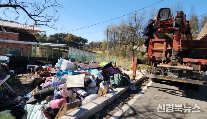 문경시청년봉사단 쓰레기 9톤 실어내는 봉사활동