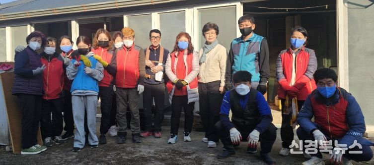 지난 22일 아마모 봉사단이 금호읍 취약계층 가구를 찾아 집수리 봉사활동을 펼쳤다.