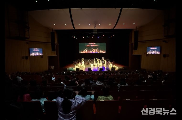 영덕문화예술교육축제에 400여 명의 관객이 모여 예술교육생들의 발표 무대를 감상했다.