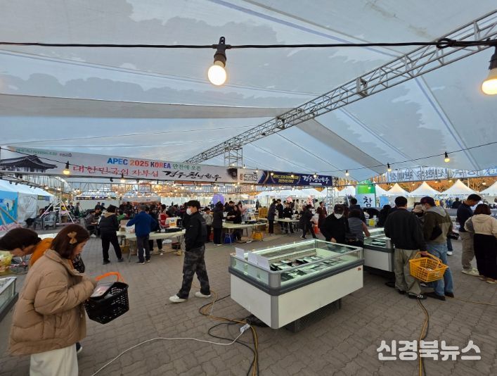 경주 황성공원 타임캡슐광장에 마련된 '2025 경주 한우축제' 판매체험 부스에서 시민들이 천년한우와 지역 축산물을 구매하고 있다