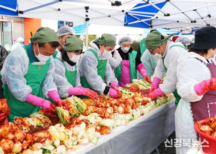 영천시새마을부녀회는 26일 새마을회관 앞마당에서 회원 150여 명이 참여한 가운데 ‘2025년 사랑의 김장 나누기 행사’를 성황리에 개최했다.