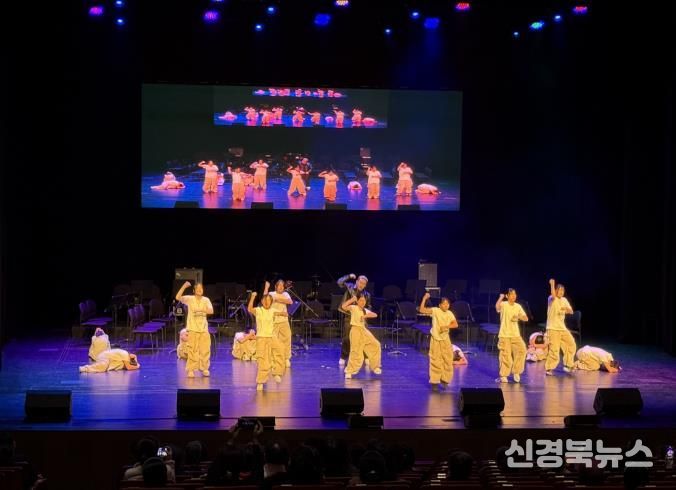 <꿈의무용단 영덕> 단원들이 11월 22일 영덕문화예술축제 오프닝 무대에서 공연을 펼쳤다.