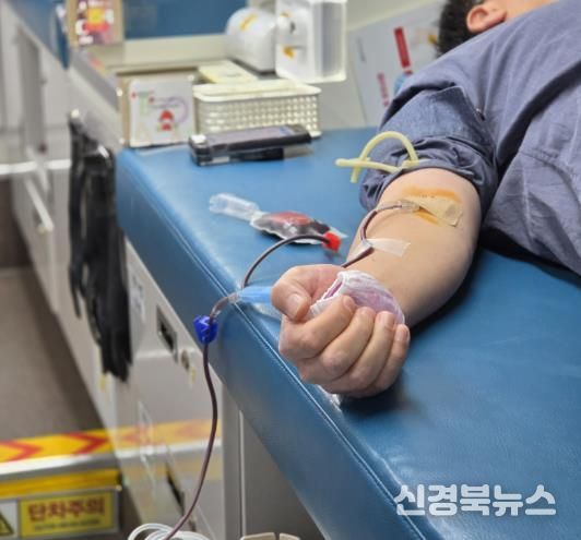 헌혈 운동에 참여하고 있는 시민