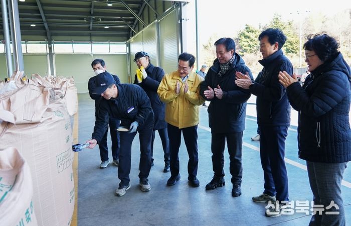 지난 28일, 최기문 영천시장과 시 관계자들이 공공비축미 매입 현장을 방문 점검했다.