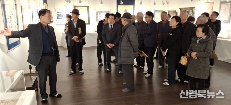 영천역사박물관 제2전시관에서 진행 중인 창녕조씨 영천문중 유물기획전 전시 모습