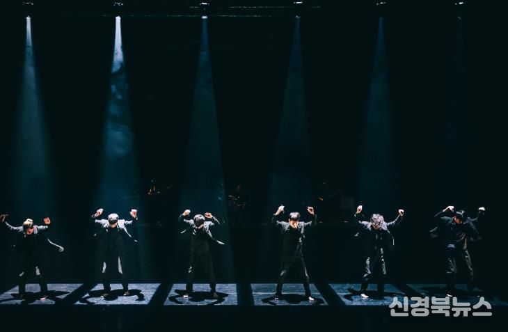 세계 유수의 도시와 축제에 초청받은 현대무용단 모던테이블의 <다크니스 품바>가 영덕에서 박력넘치는 공연을 펼쳐 환호를 받았다.