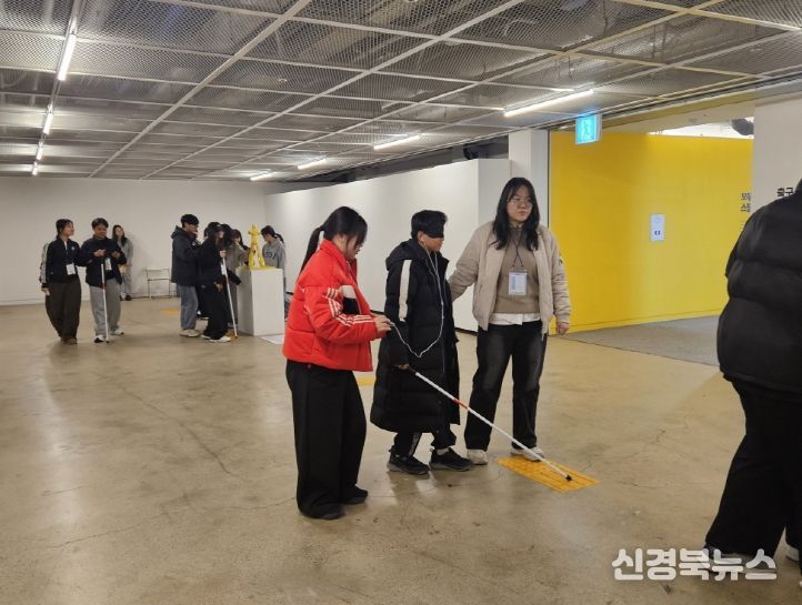 포항문화재단가 동빈문화창고1969에서 선보인 무장애 전시 ‘모두의 스틸아트, 손으로 읽는 포항’에 시민들의 발길이 이어지고 있다.