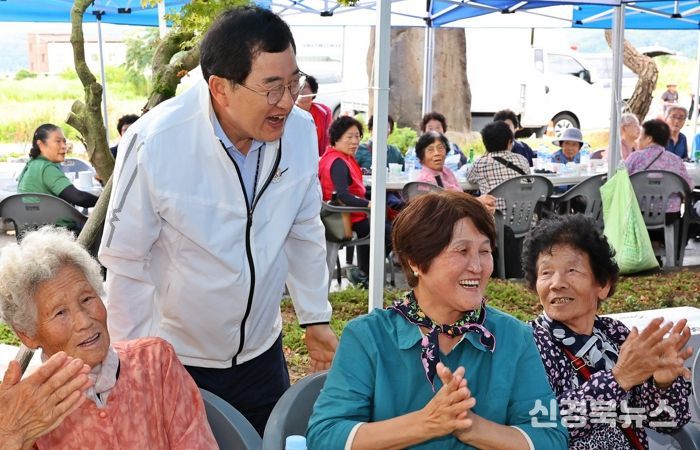 경주시가 의료·요양·돌봄 통합지원체계 구축에 나선 가운데, 한 야외 행사장에서 주낙영 경주시장이 지역 어르신들과 인사를 나누고 있다.