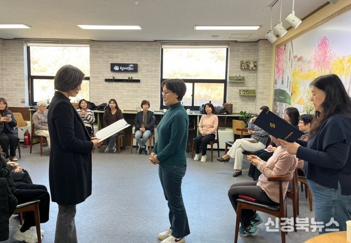 신규 상담자원봉사자 위촉장 수여 모습