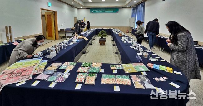 경주시가 ‘2026 청년감성상점 상품 입점 공모’ 심사를 진행하고 있다. 이번 공모를 통해 선정된 165점의 청년 예술가 작품은 내년 1월부터 황리단길 청년감성상점에서 전시·판매될 예정이다.