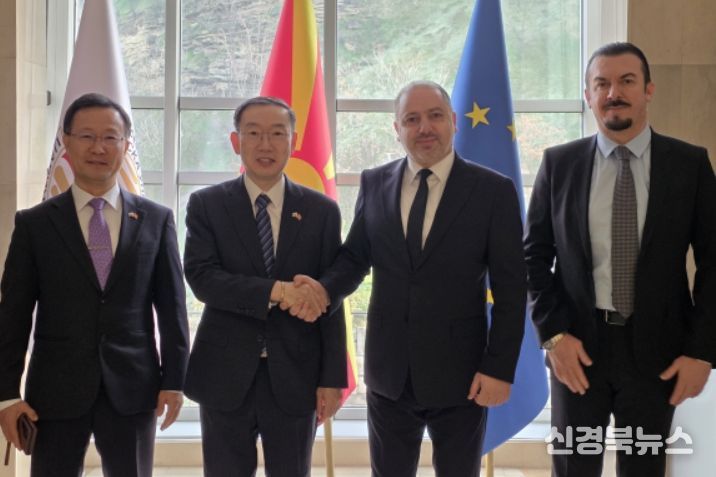 이명구 관세청장(왼쪽에서 두번째)이 16일(현지시간) 북마케도니아에서 ‘북마케도니아 위험관리·CDW 시스템 개통식’을 가진 뒤 기념 촬영하고 있다.