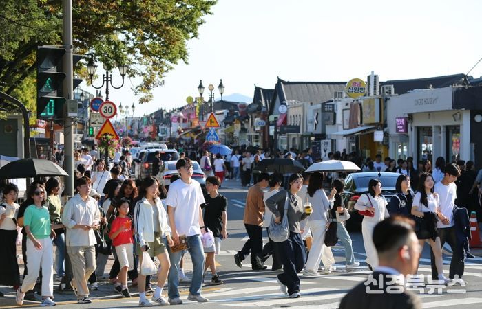 경주 황리단길 일원에서 관광객들이 횡단보도를 건너며 거리를 가득 메우고 있다.