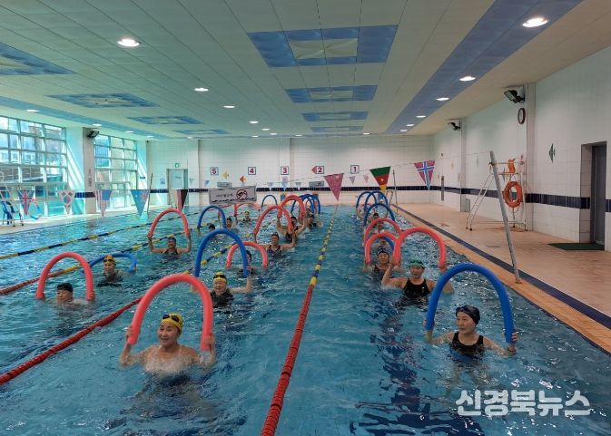 영덕군보건소 수중운동 교실 모습.