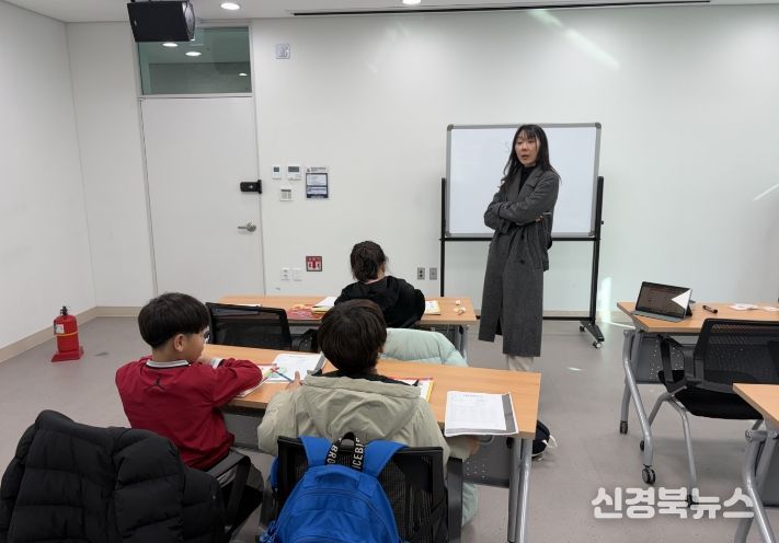 울진군 청소년문화의집에서 청소년들이 영어수업을 듣고있다.