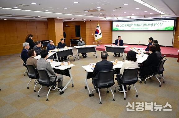 김천시, 2025년 하반기 퇴직 공무원정부포상 전수식 개최