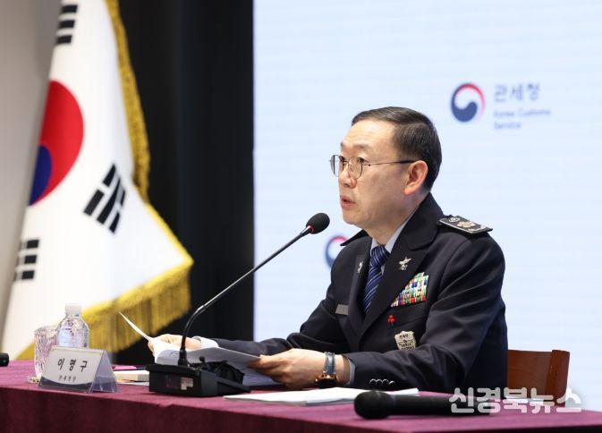 이명구 관세청장이 21일 서울세관에서 2025년 마약밀수 단속 브리핑을 하고 있다.