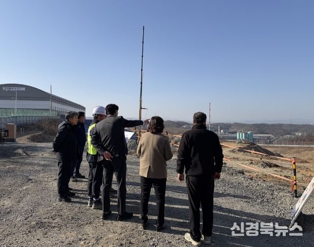 포항시가 지역 내 사업장을 대상으로 설 연휴 대비 환경오염 예방 특별점검을 하고 있다.