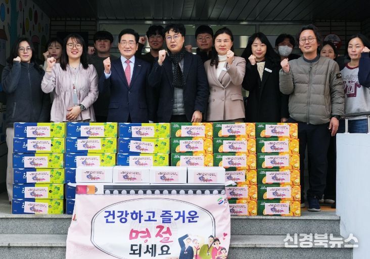 영천시가 12일 사회복지시설 이용자들을 위한 위문품을 전달하고, 관계자들과 기념촬영을 하고 있다.