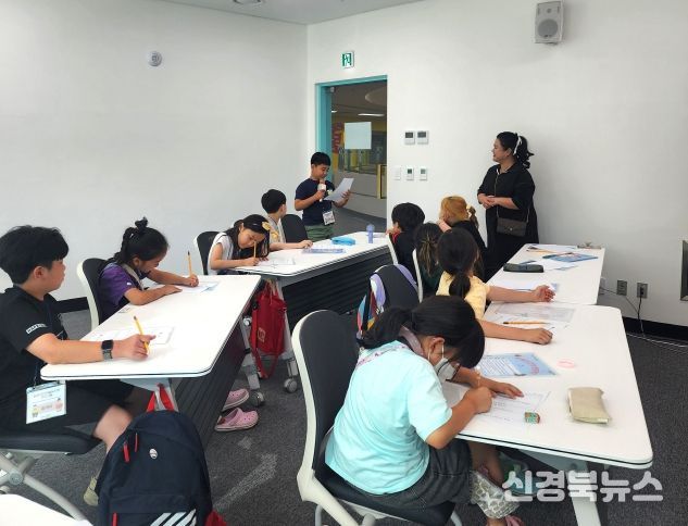 달성어린이숲도서관 독서동아리 회원 모집 사진(독서동아리 학생들이 독후감 작성 후 발표하고 있는 모습)