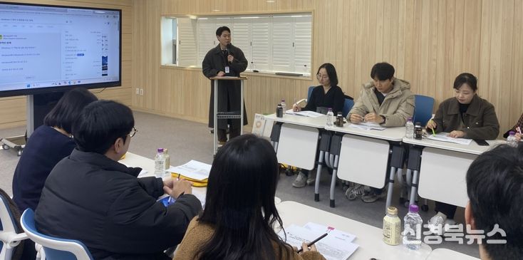 영천시 읍면동 통합돌봄 사업 담당자들이 역량 강화 교육을 듣고 있다.