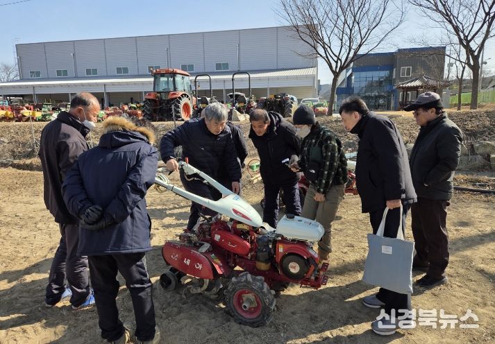 농업기계 현장실무교육에서 농업인들이 농기계 사용 방법과 안전사고 예방 요령을 배우고 있다.