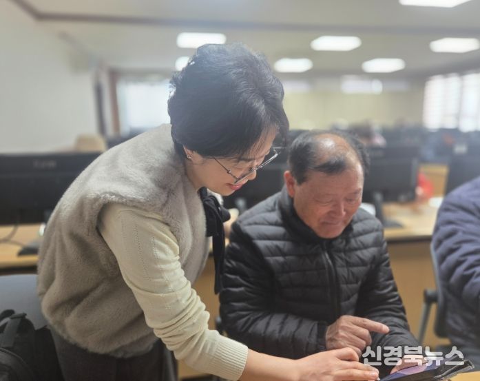 농한기를 맞아 운영된 '시니어 디지털 교육'에 참여한 어르신들이 생성형 AI 활용 교육을 수강하며 실습에 참여하고 있다