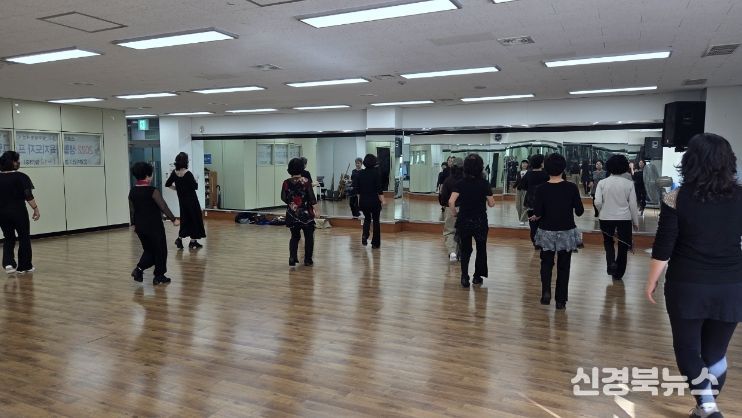 공공시설사업소)청도군, 2026년 상반기 여성회관 프로그램 운영(라인댄스교육 사진)