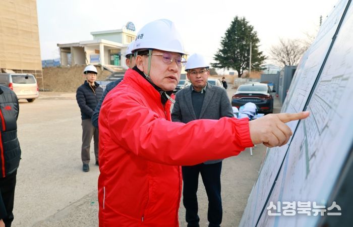 주낙영 경주시장이 안강읍 북경주복합문화복지센터 건립 공사 현장을 방문해 해빙기 안전 점검과 공사 진행 상황을 확인하고 있다.