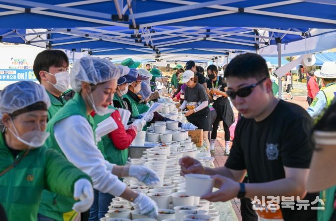 영주시 새마을회가 1만명 분 국수나눔을 하고 있다