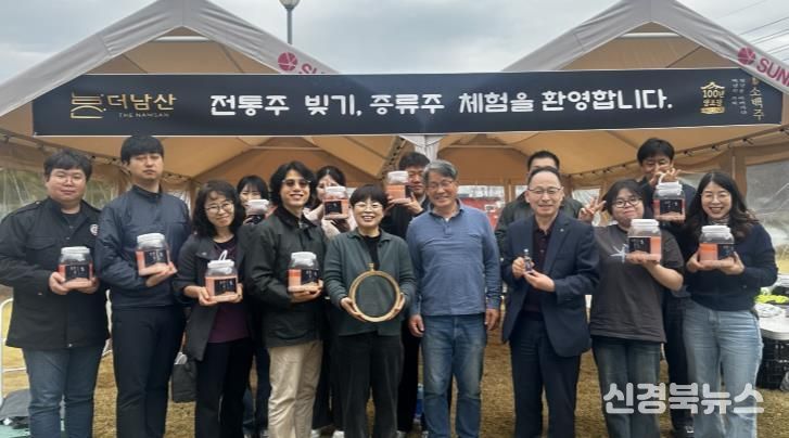 유통지원과 직원들은 지난 6일 6차산업에 대한 이해를 높이기 위해 영주탁주양조장서 막걸리 체험을 진행했다