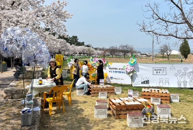 경주시 여성친화도시 일자리사업 참여 창업자들이 대릉원돌담길 축제 현장에서 시민,관광객과 함께하는 체험부스를 운영하고 있다