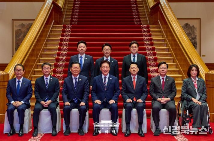 이재명 대통령이 4월 7일 청와대에서 여·야·정 민생경제 협의체 회담에 앞서 참석자들과 기념촬영하고 있다.
<p> </p>
<p>(청와대)