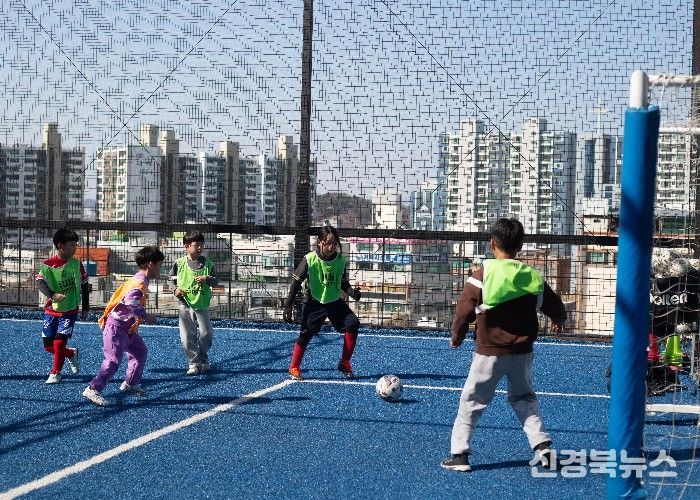 지난 3월 7일. 달성 어린이 스포츠 교실 첫 활동. 이주배경·비이주배경 아동들이 축구 경기를 즐기고 있다.