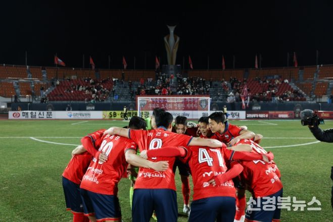 3월 17일 광주전 홈경기에서 김천상무 선수들이 경기 전 이야기를 하고 있다.